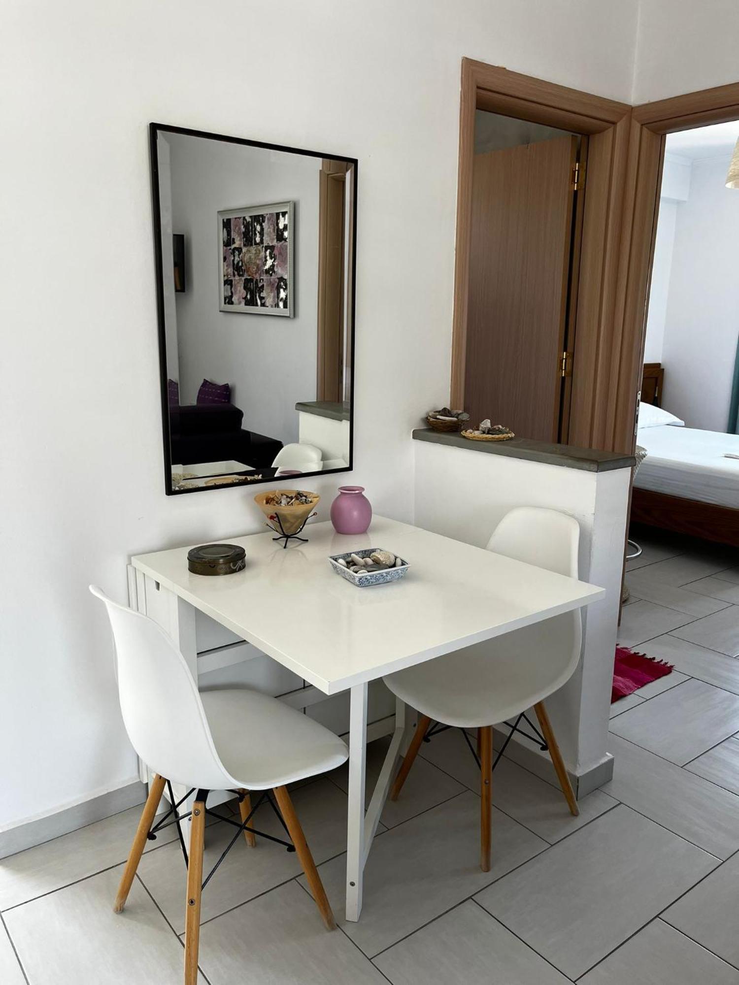 Menikos Apartments Химара Экстерьер фото