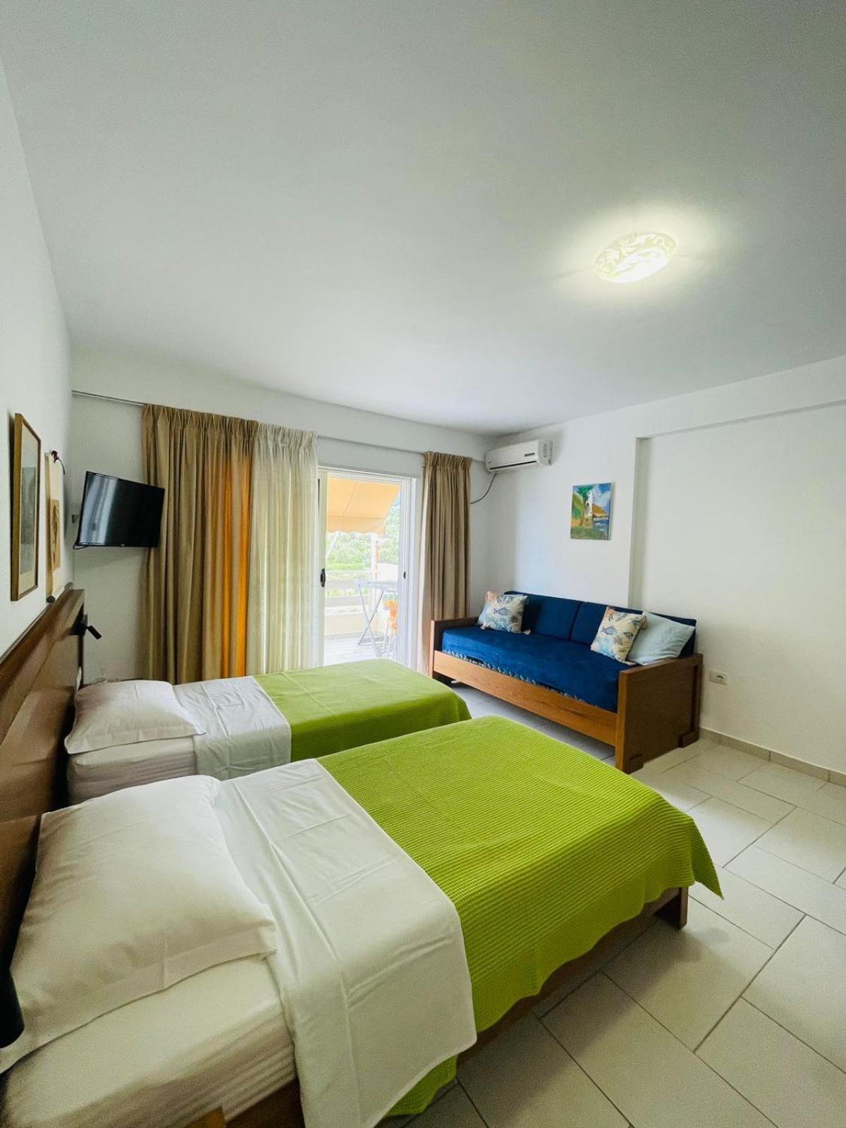 Menikos Apartments Химара Номер фото