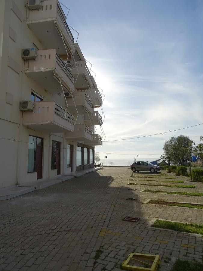 Menikos Apartments Химара Экстерьер фото